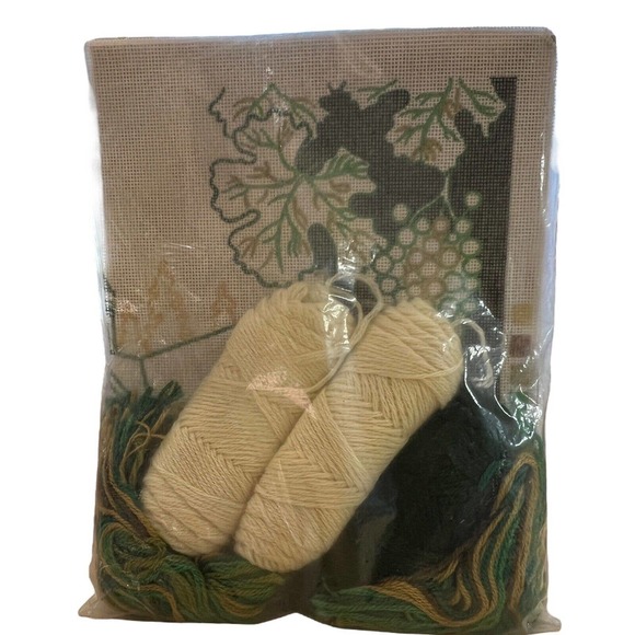 Vintage Bucilla Vineyard Kit No 4236 Persian Crewel Wool Needlepoint 16‎ x 16 - Picture 3 of 3